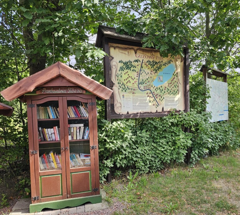 Biblioteczka przy plaży
