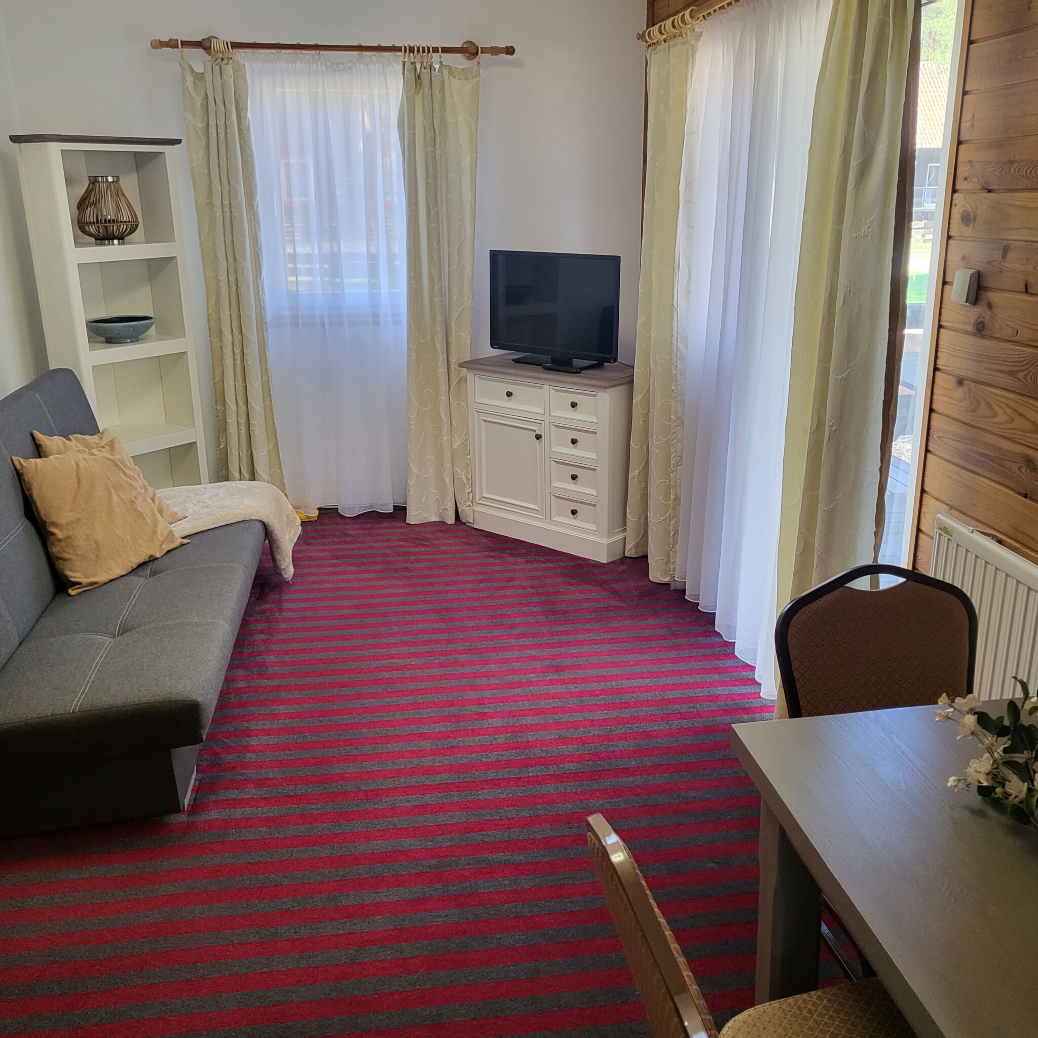 Domki i Pokoje na Mazurach, Basen, Restauracja domek typ c salon