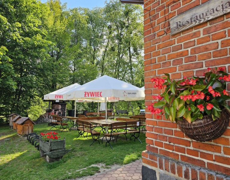 Ogródek przed restauracją w Bajkowym Zakątku