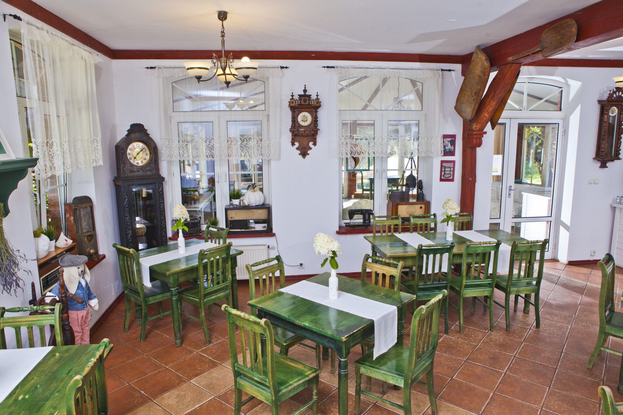 Domki i Pokoje na Mazurach, Basen, Restauracja restauracja i zegar
