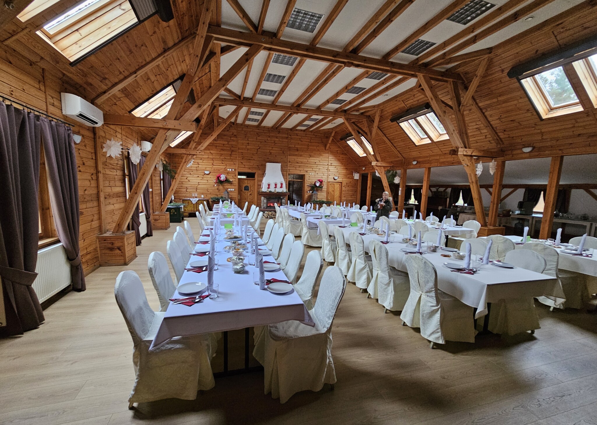 Domki i Pokoje na Mazurach, Basen, Restauracja sala modrzewiowa przyjezie poziom