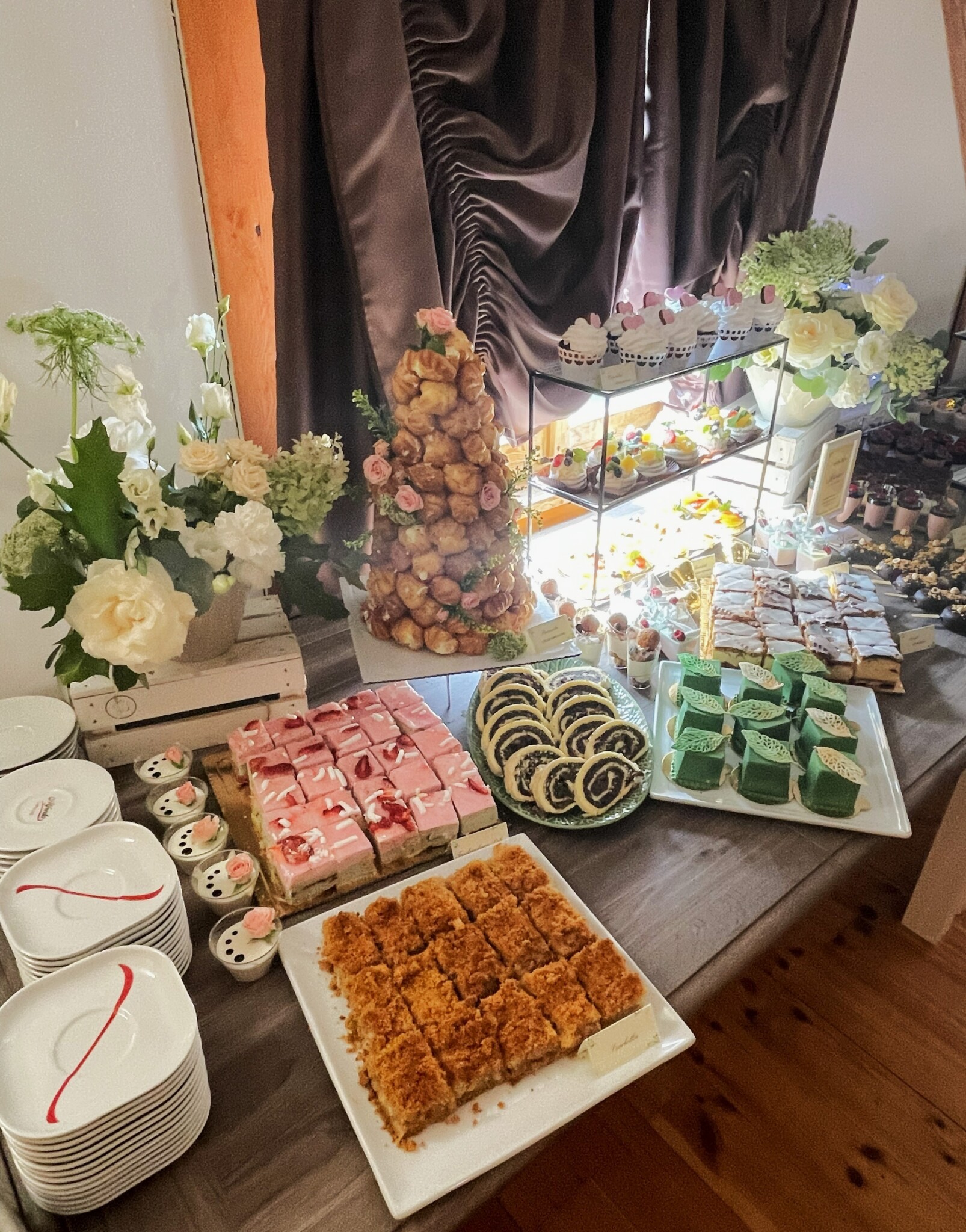 Domki i Pokoje na Mazurach, Basen, Restauracja slodki bufet weselny