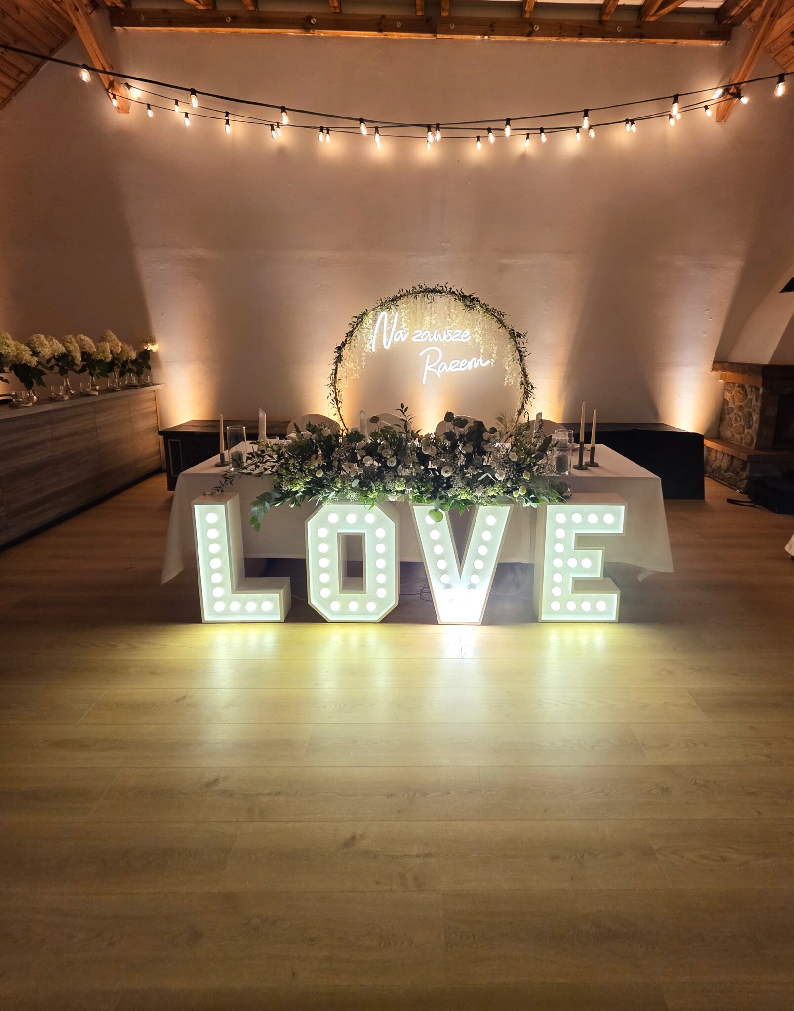 Domki i Pokoje na Mazurach, Basen, Restauracja stol love pion