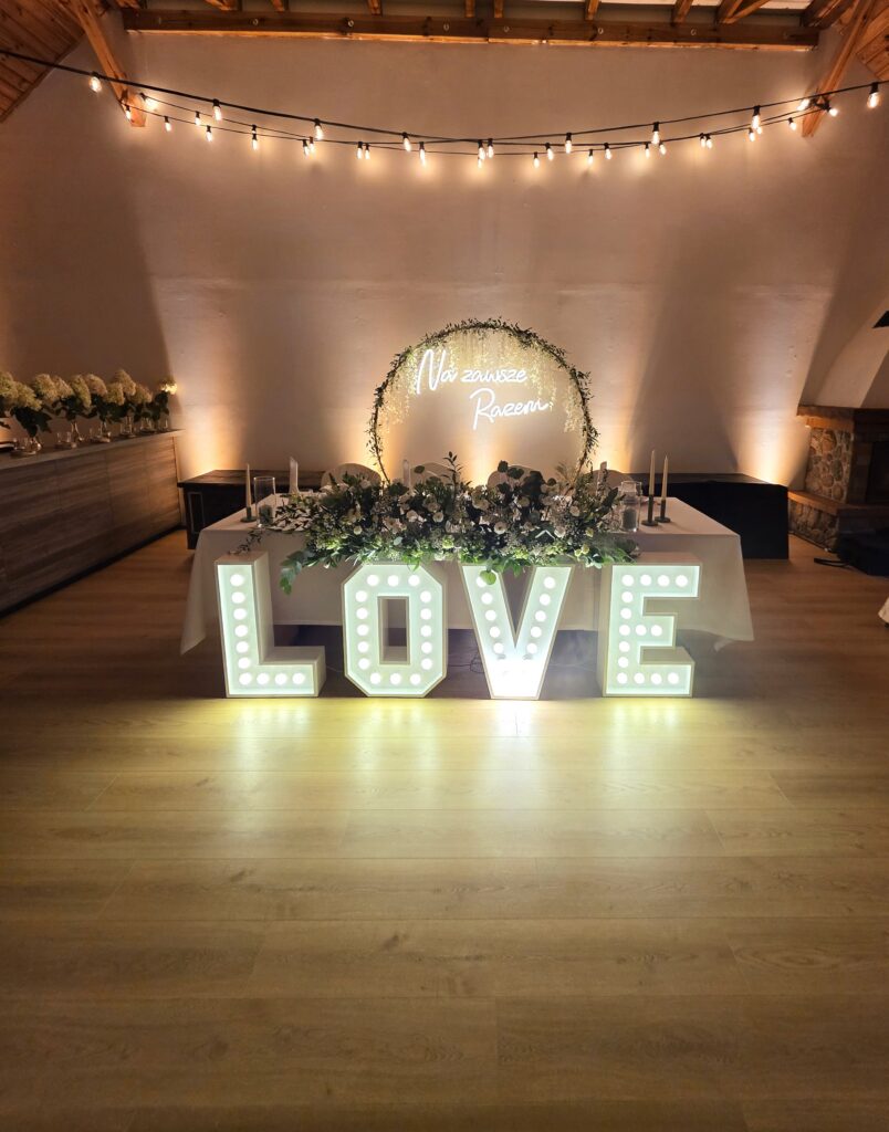 Domki i Pokoje na Mazurach, Basen, Restauracja stol love pion