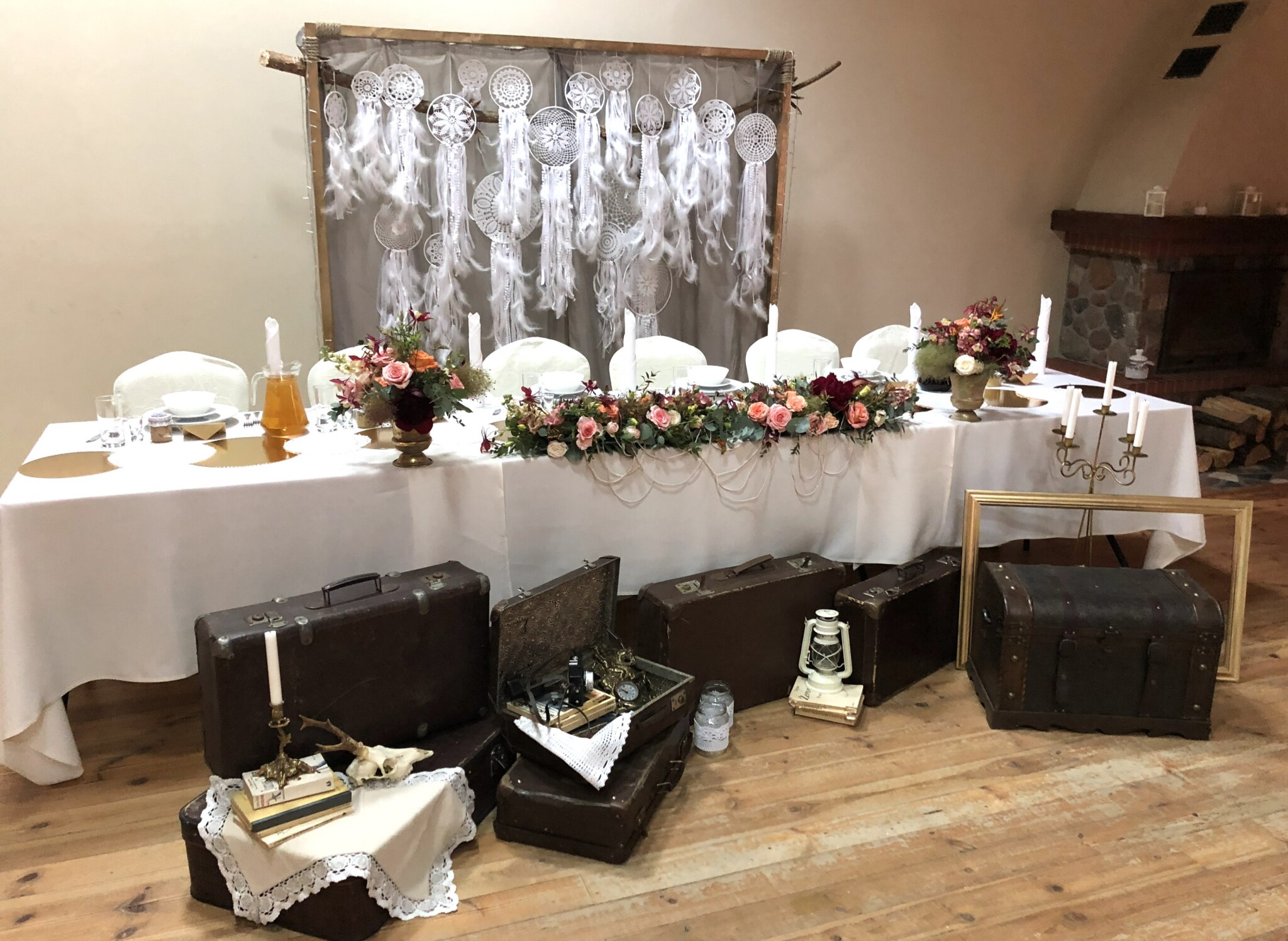 Domki i Pokoje na Mazurach, Basen, Restauracja stol mlodych walizki i kwiaty