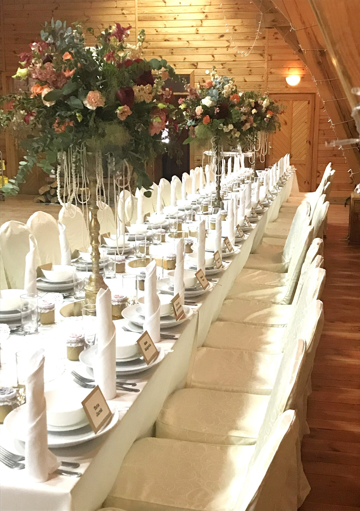 Domki i Pokoje na Mazurach, Basen, Restauracja stol prostokatny z kwiatami 1